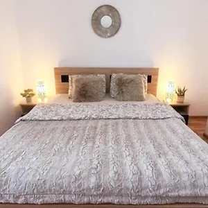 https://apt-old-town-flowery.bucharesthotelsnow.com